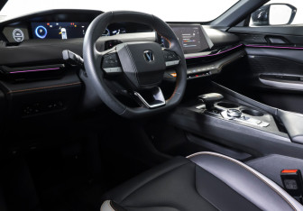 Подержанный автомобиль Changan UNI-V 2024 года (15 фото)