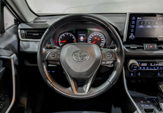 Подержанный автомобиль Toyota RAV4 2021 года (21 фото)