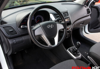 Подержанный автомобиль Hyundai Solaris Hatchback 2012 года (15 фото)