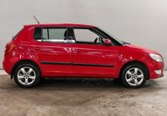 Подержанный автомобиль Skoda Fabia Hatchback 2012 года (4 фото)