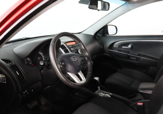 Подержанный автомобиль Kia Ceed Hatchback 2011 года (5 фото)