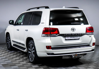 Подержанный автомобиль Toyota Land Cruiser Suv 2019 года (7 фото)