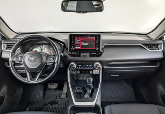 Подержанный автомобиль Toyota RAV4 2021 года (14 фото)