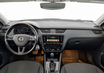 Подержанный автомобиль Skoda Octavia Liftback 2019 года (14 фото)