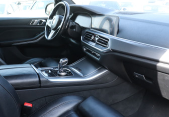 Подержанный автомобиль BMW X5 2019 года (9 фото)