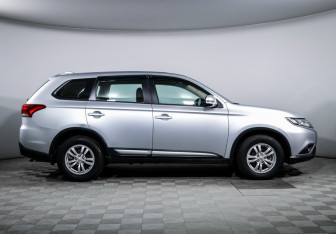 Подержанный автомобиль Mitsubishi Outlander 2019 года (4 фото)