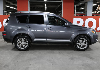 Подержанный автомобиль Mitsubishi Outlander 2008 года (4 фото)