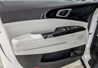 Подержанный автомобиль Kia Carnival 2021 года (19 фото)