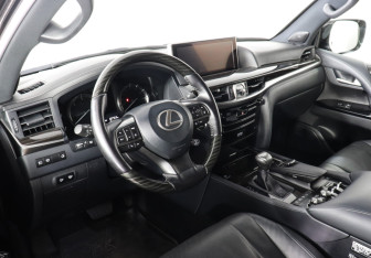 Подержанный автомобиль Lexus LX 2018 года (9 фото)