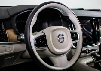 Подержанный автомобиль Volvo S90 2017 года (18 фото)