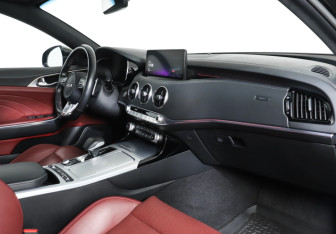 Подержанный автомобиль Kia Stinger 2023 года (9 фото)