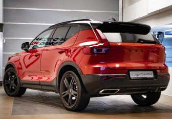 Подержанный автомобиль Volvo XC40 2019 года (6 фото)