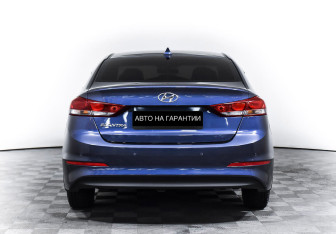 Подержанный автомобиль Hyundai Elantra Sedan 2018 года (6 фото)