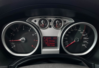 Подержанный автомобиль Ford Focus Sedan 2010 года (11 фото)