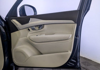 Подержанный автомобиль Volvo XC90 2020 года (25 фото)