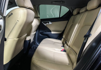 Подержанный автомобиль Lexus CT 2011 года (10 фото)