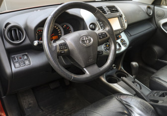 Подержанный автомобиль Toyota RAV4 2010 года (13 фото)