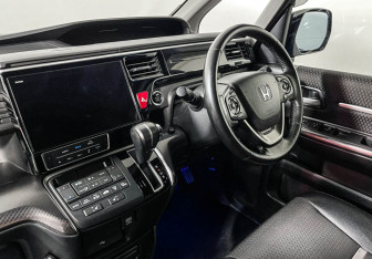Подержанный автомобиль Honda Stepwgn 2018 года (9 фото)