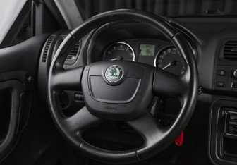 Подержанный автомобиль Skoda Fabia Hatchback 2011 года (11 фото)