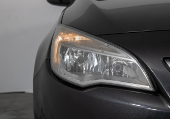 Подержанный автомобиль Opel Astra Hatchback 2010 года (17 фото)