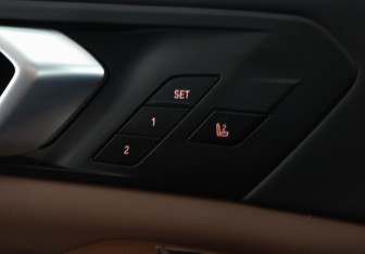 Подержанный автомобиль BMW X5 2021 года (22 фото)
