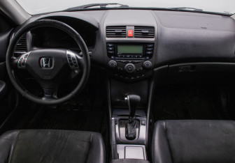 Подержанный автомобиль Honda Accord Sedan 2005 года (13 фото)