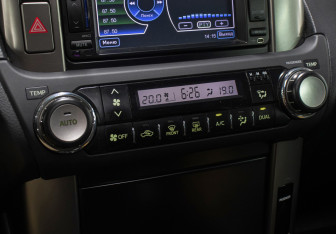 Подержанный автомобиль Toyota Land Cruiser Prado 2012 года (18 фото)