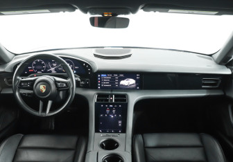 Подержанный автомобиль Porsche Taycan 2021 года (12 фото)