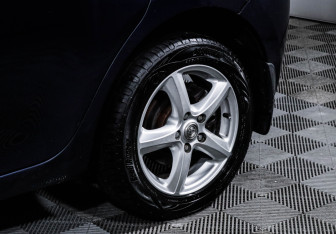 Подержанный автомобиль Toyota Auris Hatchback 2008 года (15 фото)
