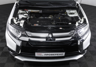 Подержанный автомобиль Mitsubishi Outlander 2015 года (9 фото)