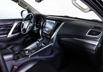 Подержанный автомобиль Mitsubishi Pajero Sport 2018 года (11 фото)