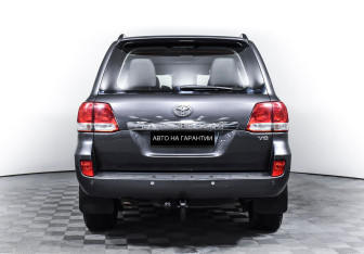 Подержанный автомобиль Toyota Land Cruiser Suv 2010 года (6 фото)