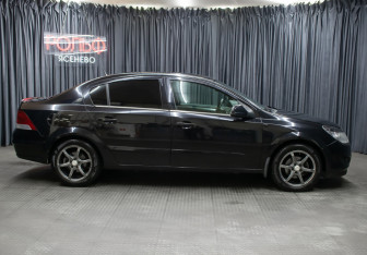 Подержанный автомобиль Opel Astra Sedan 2010 года (4 фото)