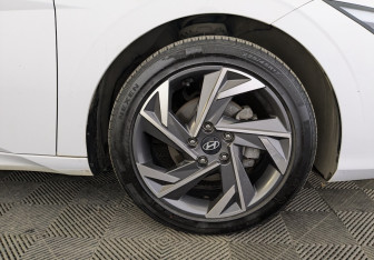 Подержанный автомобиль Hyundai Elantra Sedan 2023 года (18 фото)