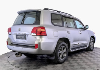 Подержанный автомобиль Toyota Land Cruiser Suv 2013 года (5 фото)