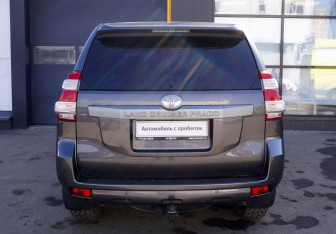 Подержанный автомобиль Toyota Land Cruiser Prado 2015 года (7 фото)