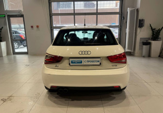 Подержанный автомобиль Audi A1 2011 года (5 фото)