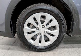 Подержанный автомобиль Kia Rio Hatchback 2021 года (18 фото)