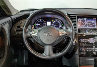 Подержанный автомобиль Infiniti QX70 2014 года (22 фото)