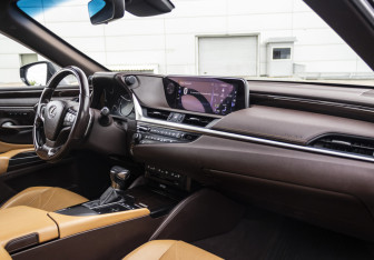Подержанный автомобиль Lexus ES 2019 года (15 фото)