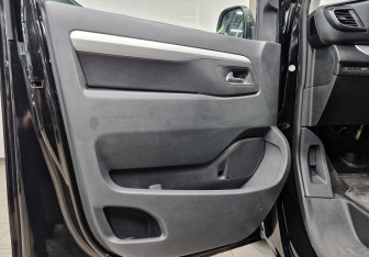 Подержанный автомобиль Peugeot Traveller 2018 года (17 фото)