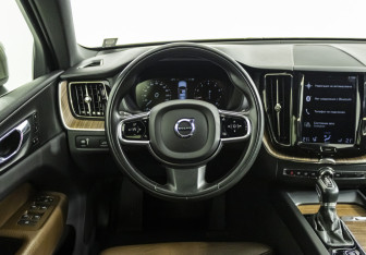Подержанный автомобиль Volvo XC60 2021 года (11 фото)