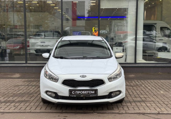 Подержанный автомобиль Kia Ceed Hatchback 2013 года (2 фото)