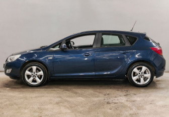 Подержанный автомобиль Opel Astra Hatchback 2011 года (8 фото)