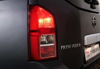 Подержанный автомобиль Nissan Pathfinder 2011 года (25 фото)