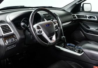 Подержанный автомобиль Ford Explorer 2014 года (10 фото)