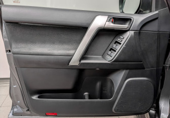 Подержанный автомобиль Toyota Land Cruiser Prado 2019 года (20 фото)
