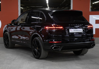 Подержанный автомобиль Porsche Cayenne 2015 года (7 фото)
