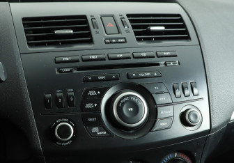 Подержанный автомобиль Mazda 3 Hatchback 2013 года (14 фото)