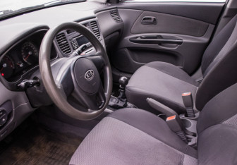 Подержанный автомобиль Kia Rio Hatchback 2010 года (10 фото)